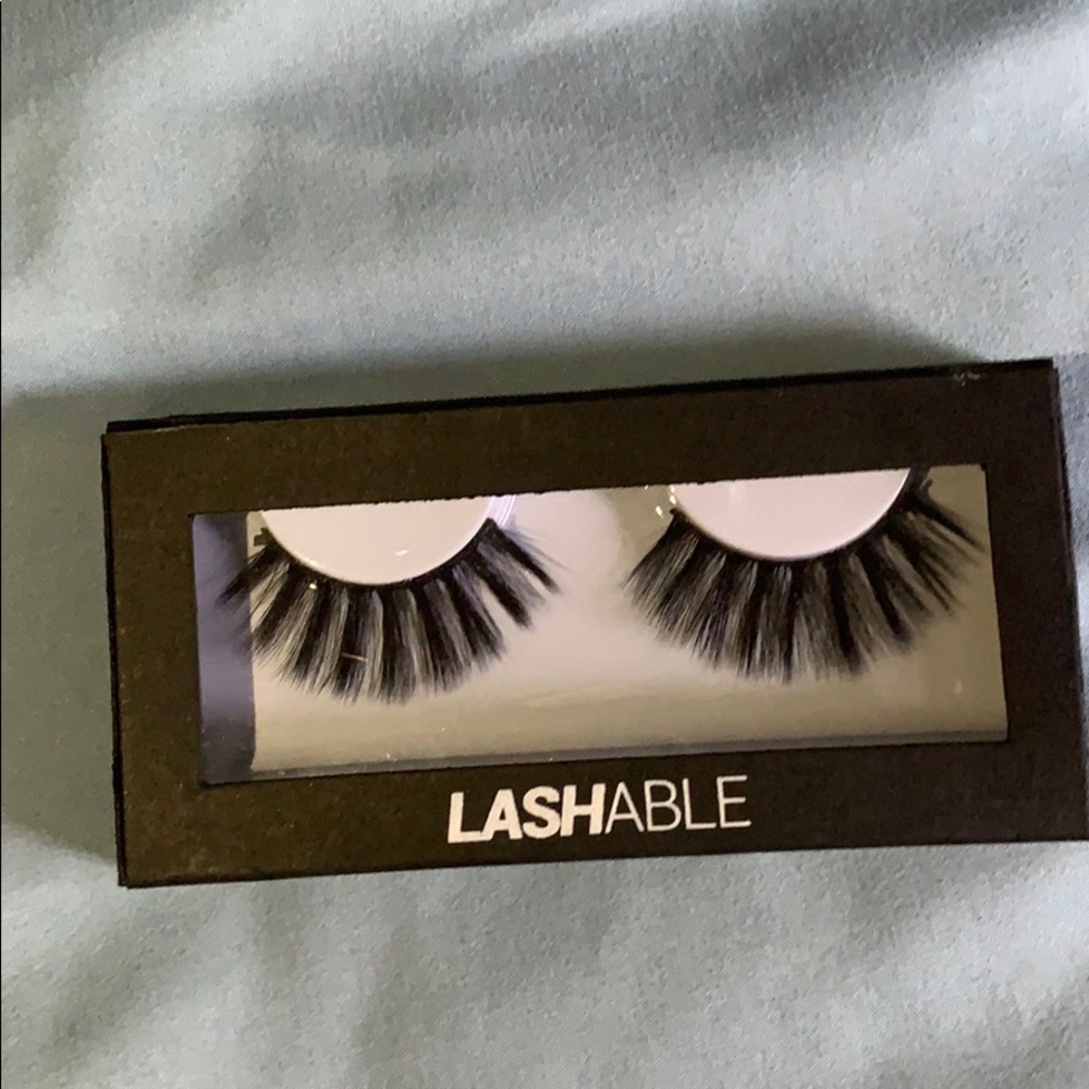 False eyelashes